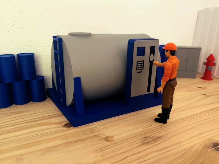 Hoftankstelle mit Zapfsäule